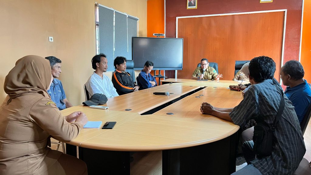 CAMAT MUARA JAWA MELAKUKAN RAPAT KOORDINASI ANTARA PEJABAT DAN THL UNTUK MEMBAHAS KEBIJAKAN TENAGA HARIAN LEPAS (THL) 3 WhatsApp Image 2025 03 03 at 10.05.39