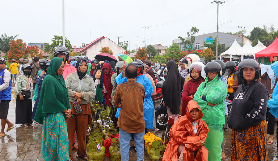 DISPERINDAG KUKAR GELAR OPERASI PASAR MURAH GAS LPG 3KG DI KECAMATAN MUARA JAWA 2 IMG 0110