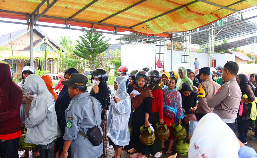 DISPERINDAG KUKAR GELAR OPERASI PASAR MURAH GAS LPG 3KG DI KECAMATAN MUARA JAWA 5 IMG 0118