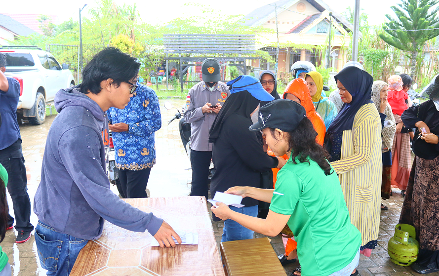 DISPERINDAG KUKAR GELAR OPERASI PASAR MURAH GAS LPG 3KG DI KECAMATAN MUARA JAWA 7 IMG 0119