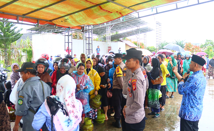 DISPERINDAG KUKAR GELAR OPERASI PASAR MURAH GAS LPG 3KG DI KECAMATAN MUARA JAWA 8 IMG 0121