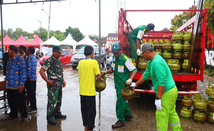DISPERINDAG KUKAR GELAR OPERASI PASAR MURAH GAS LPG 3KG DI KECAMATAN MUARA JAWA 9 IMG 0124