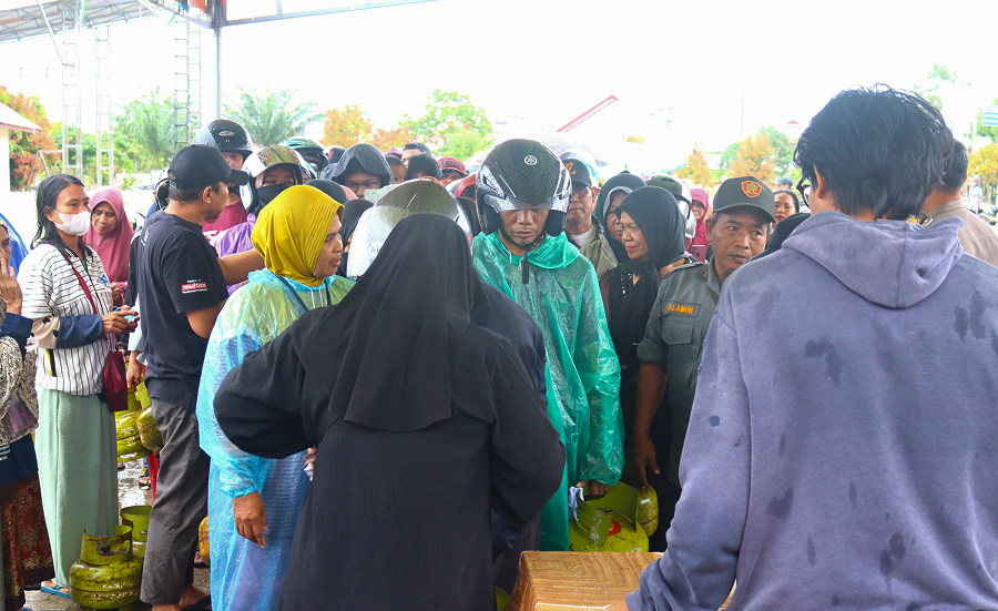 DISPERINDAG KUKAR GELAR OPERASI PASAR MURAH GAS LPG 3KG DI KECAMATAN MUARA JAWA 10 IMG 0126