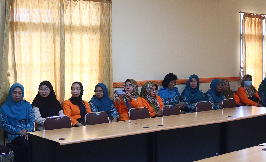IBU-IBU PKK, DWP, DAN PP PAUD KECAMATAN MUARA JAWA BERBAGI PAKET LEBARAN UNTUK LANSIA 2 IMG 0510 1