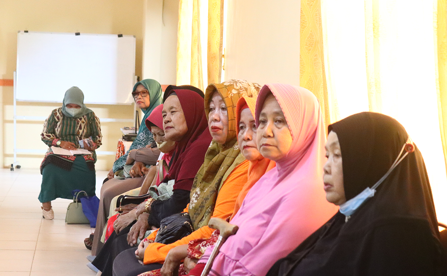 IBU-IBU PKK, DWP, DAN PP PAUD KECAMATAN MUARA JAWA BERBAGI PAKET LEBARAN UNTUK LANSIA 3 IMG 0515