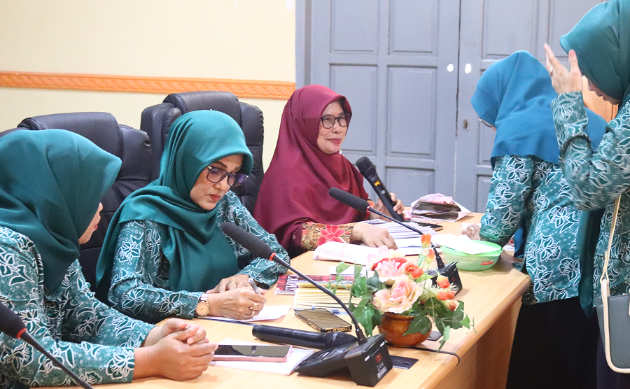 IBU-IBU PKK, DWP, DAN PP PAUD KECAMATAN MUARA JAWA BERBAGI PAKET LEBARAN UNTUK LANSIA 4 IMG 0539