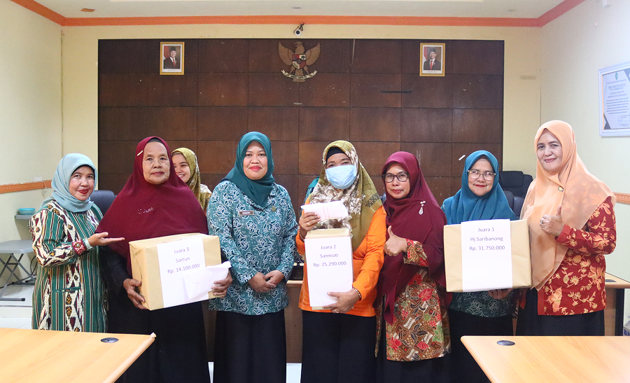 IBU-IBU PKK, DWP, DAN PP PAUD KECAMATAN MUARA JAWA BERBAGI PAKET LEBARAN UNTUK LANSIA 6 IMG 0568
