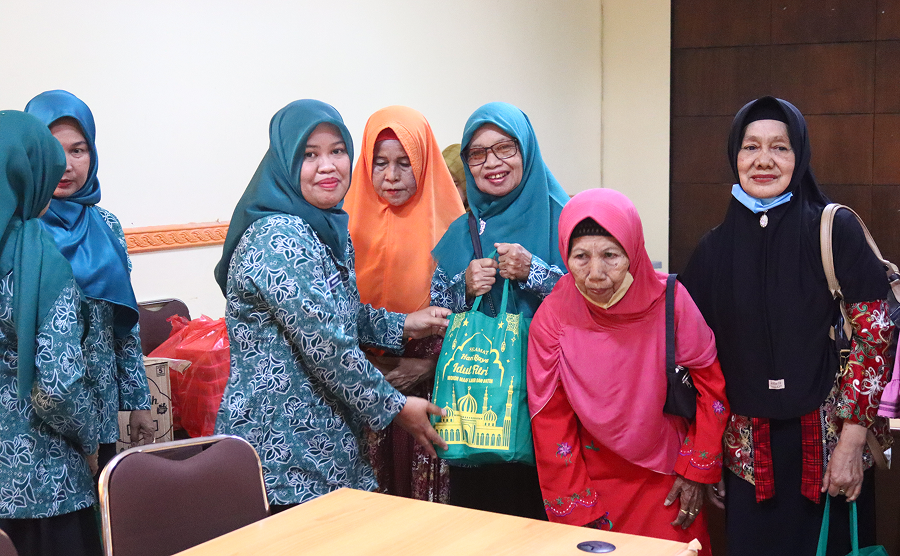IBU-IBU PKK, DWP, DAN PP PAUD KECAMATAN MUARA JAWA BERBAGI PAKET LEBARAN UNTUK LANSIA 7 IMG 0581