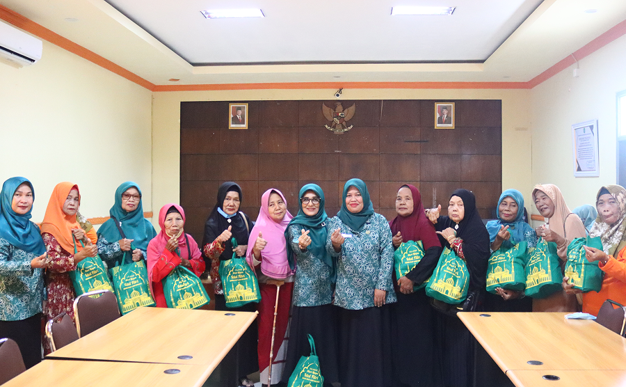 IBU-IBU PKK, DWP, DAN PP PAUD KECAMATAN MUARA JAWA BERBAGI PAKET LEBARAN UNTUK LANSIA 8 IMG 0592