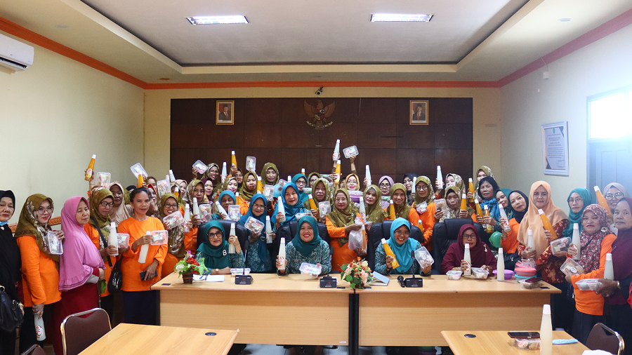 IBU-IBU PKK, DWP, DAN PP PAUD KECAMATAN MUARA JAWA BERBAGI PAKET LEBARAN UNTUK LANSIA 9 IMG 0609