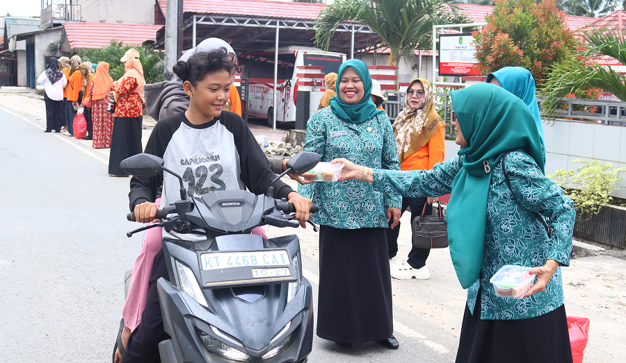 IBU-IBU PKK, DWP, DAN PP PAUD KECAMATAN MUARA JAWA BERBAGI TAKJIL DI BULAN RAMADHAN 6 IMG 0639