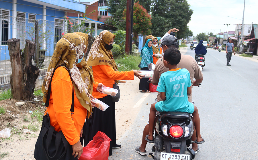 IBU-IBU PKK, DWP, DAN PP PAUD KECAMATAN MUARA JAWA BERBAGI TAKJIL DI BULAN RAMADHAN 4 IMG 0640