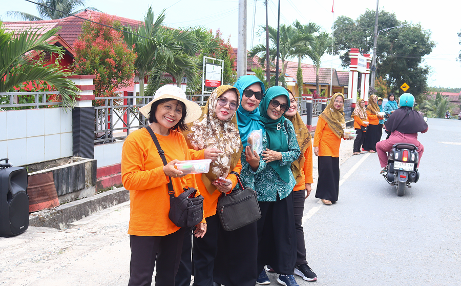 IBU-IBU PKK, DWP, DAN PP PAUD KECAMATAN MUARA JAWA BERBAGI TAKJIL DI BULAN RAMADHAN 3 IMG 0649