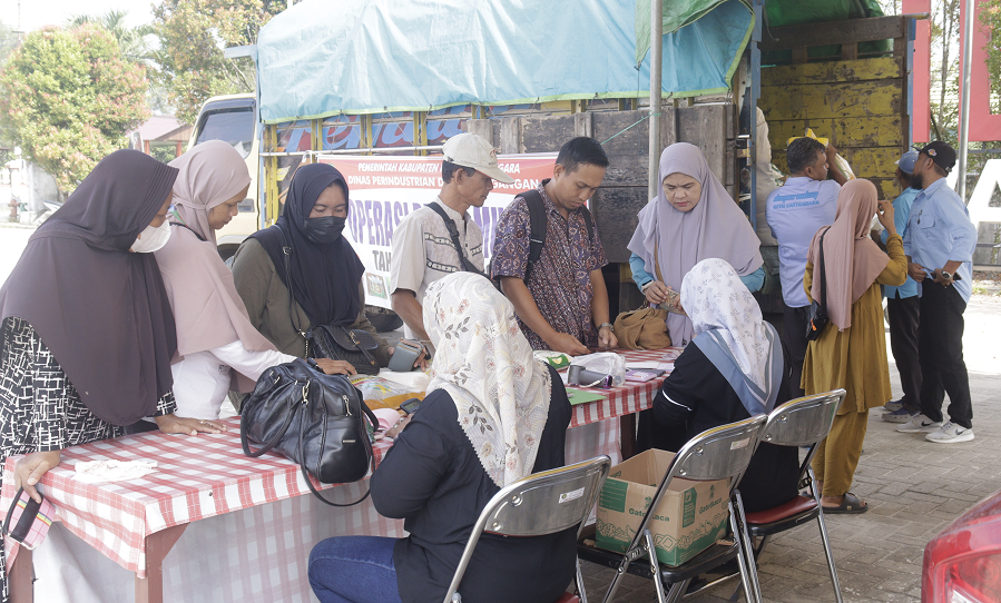 DISPERINDAG KUKAR SUKSES GELAR OPERASI PASAR MURAH DI KECAMATAN MUARA JAWA 1 MG 0044 1