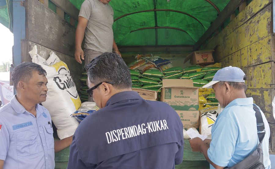 DISPERINDAG KUKAR SUKSES GELAR OPERASI PASAR MURAH DI KECAMATAN MUARA JAWA 3 MG 0066 1