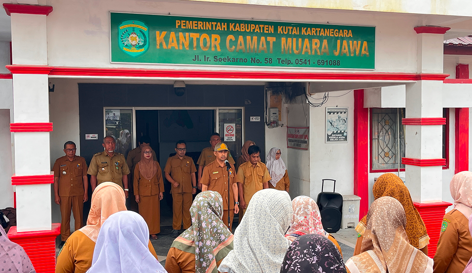 📍PEMERINTAH KECAMATAN MUARA JAWA LAKSANAKAN APEL SENIN, DIPIMPIN LANGSUNG OLEH KASI TRANTIBUM📍 4 IMG 7424