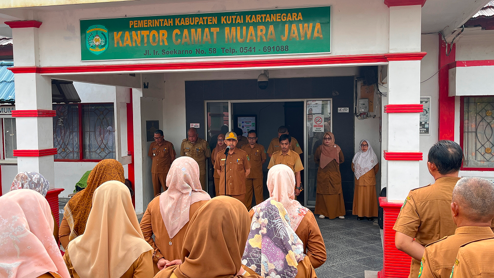 📍PEMERINTAH KECAMATAN MUARA JAWA LAKSANAKAN APEL SENIN, DIPIMPIN LANGSUNG OLEH KASI TRANTIBUM📍 7 IMG 7430