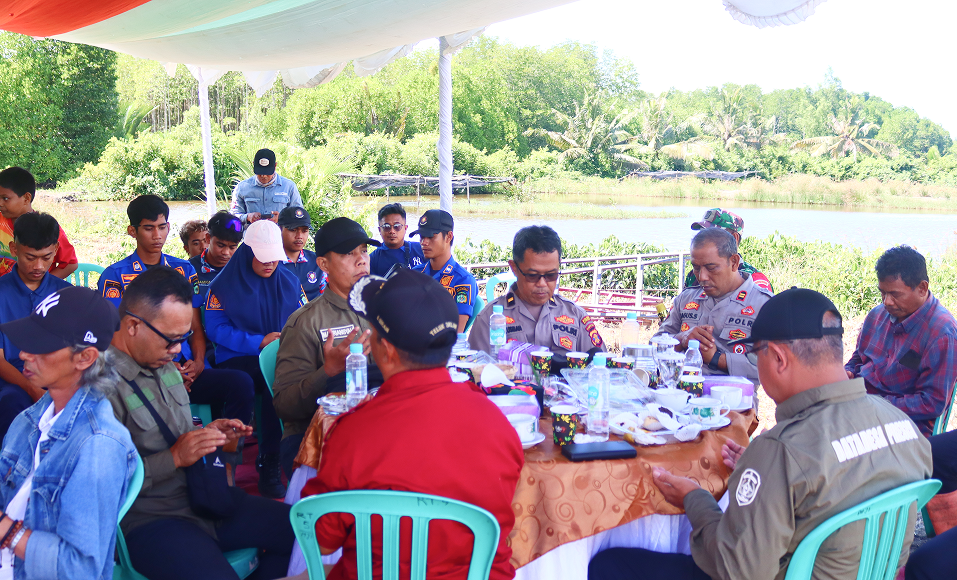 PENANAMAN MANGROVE HUT KE-67 KODAM VI/MULAWARMAN DI KELURAHAN MUARA JAWA ILIR : "DENGAN SEMANGAT BAJA SIAP MENGAWAL PEMBANGUNAN MENUJU INDONESIA EMAS" 3 IMG 1580 2