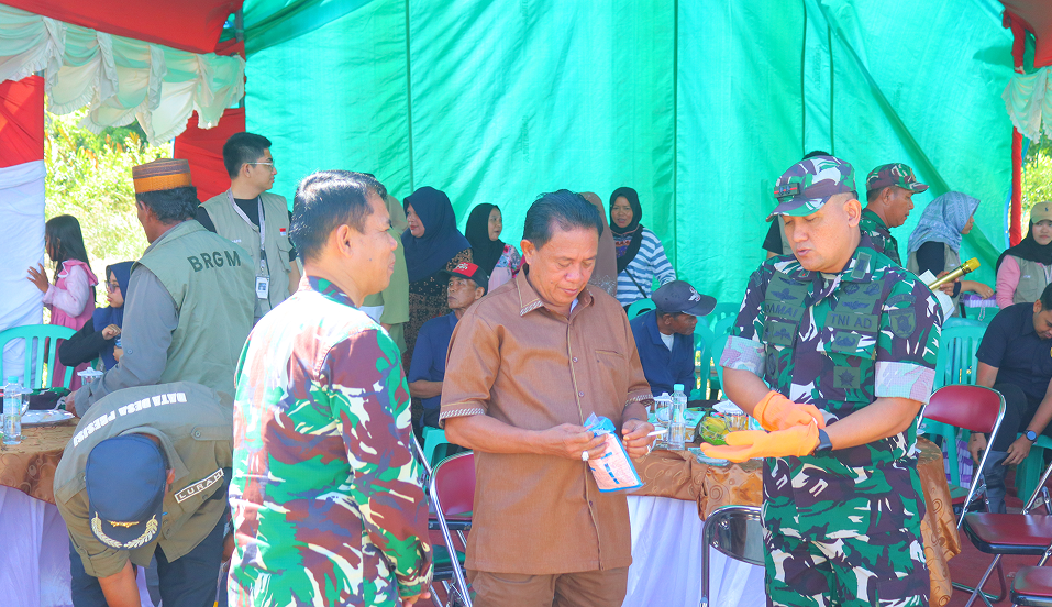 PENANAMAN MANGROVE HUT KE-67 KODAM VI/MULAWARMAN DI KELURAHAN MUARA JAWA ILIR : "DENGAN SEMANGAT BAJA SIAP MENGAWAL PEMBANGUNAN MENUJU INDONESIA EMAS" 4 IMG 1594