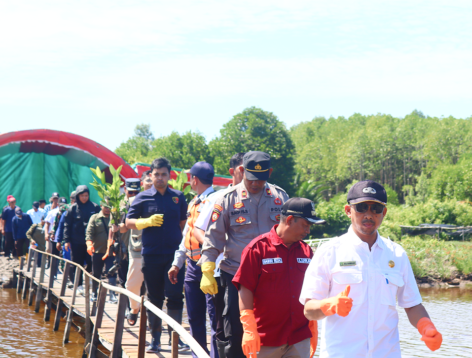 PENANAMAN MANGROVE HUT KE-67 KODAM VI/MULAWARMAN DI KELURAHAN MUARA JAWA ILIR : "DENGAN SEMANGAT BAJA SIAP MENGAWAL PEMBANGUNAN MENUJU INDONESIA EMAS" 5 IMG 1607