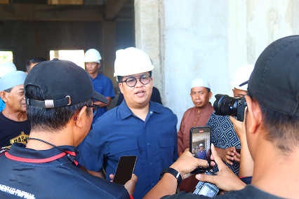 WAKIL BUPATI BARU KUKAR RENDI SOLIHIN TINJAU KONDISI JALAN DI KELURAHAN TAMAPOLE DAN PEMBANGUNAN MASJID DARUSSALAM HANDIL 2