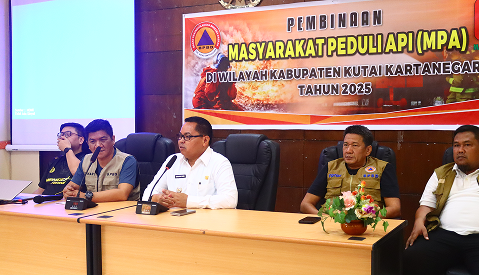 CAMAT MUARA JAWA SAMPAIKAN PENTINGNYA PERAN MASYARAKAT DALAM MENCEGAH DAN MENANGGULANGI KEBAKARAN HUTAN DAN LAHAN PADA KEGIATAN PEMBINAAN MASYARAKAT PEDULI API DI KUTAI KARTANEGARA 3 PERAN