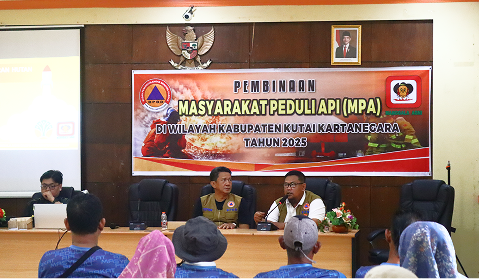 CAMAT MUARA JAWA SAMPAIKAN PENTINGNYA PERAN MASYARAKAT DALAM MENCEGAH DAN MENANGGULANGI KEBAKARAN HUTAN DAN LAHAN PADA KEGIATAN PEMBINAAN MASYARAKAT PEDULI API DI KUTAI KARTANEGARA 4 IMG 1821