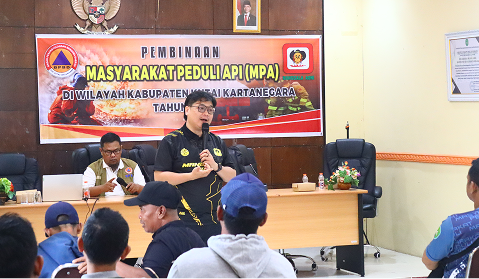 CAMAT MUARA JAWA SAMPAIKAN PENTINGNYA PERAN MASYARAKAT DALAM MENCEGAH DAN MENANGGULANGI KEBAKARAN HUTAN DAN LAHAN PADA KEGIATAN PEMBINAAN MASYARAKAT PEDULI API DI KUTAI KARTANEGARA 2 IMG 1825