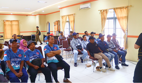 CAMAT MUARA JAWA SAMPAIKAN PENTINGNYA PERAN MASYARAKAT DALAM MENCEGAH DAN MENANGGULANGI KEBAKARAN HUTAN DAN LAHAN PADA KEGIATAN PEMBINAAN MASYARAKAT PEDULI API DI KUTAI KARTANEGARA 5 IMG 1835