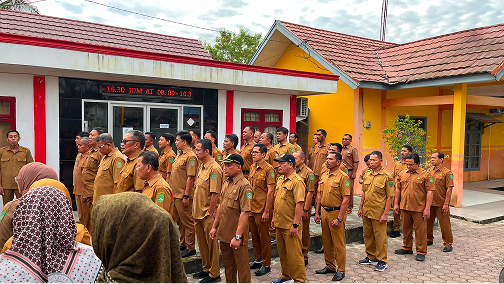 CAMAT MUARA JAWA PIMPIN APEL SENIN: TEKANKAN PERSIAPAN AUDIT KEARSIPAN, VERIFIKASI DATA APLIKASI BECIK V.2, SOSIALISASI SATYALANCANA KARYA SATYA, DAN SAMBUT MAHASISWA KKN UNMUL 3 IMG 7796