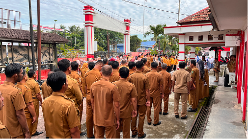 CAMAT MUARA JAWA PIMPIN APEL SENIN: TEKANKAN PERSIAPAN AUDIT KEARSIPAN, VERIFIKASI DATA APLIKASI BECIK V.2, SOSIALISASI SATYALANCANA KARYA SATYA, DAN SAMBUT MAHASISWA KKN UNMUL 6 IMG 7798