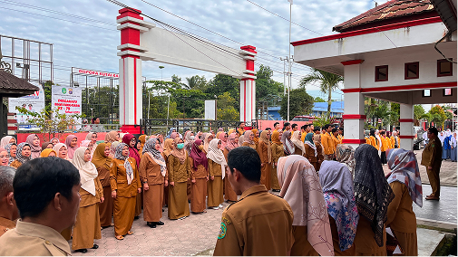 CAMAT MUARA JAWA PIMPIN APEL SENIN: TEKANKAN PERSIAPAN AUDIT KEARSIPAN, VERIFIKASI DATA APLIKASI BECIK V.2, SOSIALISASI SATYALANCANA KARYA SATYA, DAN SAMBUT MAHASISWA KKN UNMUL 1 IMG 7799