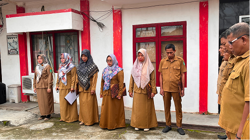 CAMAT MUARA JAWA PIMPIN APEL SENIN: TEKANKAN PERSIAPAN AUDIT KEARSIPAN, VERIFIKASI DATA APLIKASI BECIK V.2, SOSIALISASI SATYALANCANA KARYA SATYA, DAN SAMBUT MAHASISWA KKN UNMUL 4 IMG 7804