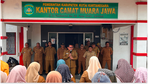 CAMAT MUARA JAWA PIMPIN APEL SENIN: TEKANKAN PERSIAPAN AUDIT KEARSIPAN, VERIFIKASI DATA APLIKASI BECIK V.2, SOSIALISASI SATYALANCANA KARYA SATYA, DAN SAMBUT MAHASISWA KKN UNMUL 2 CAMAT