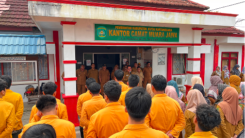 CAMAT MUARA JAWA PIMPIN APEL SENIN: TEKANKAN PERSIAPAN AUDIT KEARSIPAN, VERIFIKASI DATA APLIKASI BECIK V.2, SOSIALISASI SATYALANCANA KARYA SATYA, DAN SAMBUT MAHASISWA KKN UNMUL 5 IMG 7810 1
