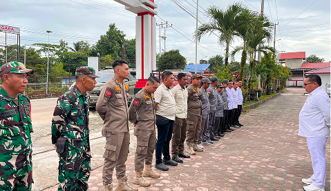 SATUAN POLISI PAMONG PRAJA (SATPOL PP) MELAKSANAKAN HIMBAUAN PENERTIBAN FASILITAS UMUM KEPADA PEDAGANG KAKI LIMA DI MUARA JAWA 4 IMG 7925