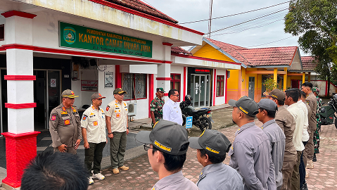 SATUAN POLISI PAMONG PRAJA (SATPOL PP) MELAKSANAKAN HIMBAUAN PENERTIBAN FASILITAS UMUM KEPADA PEDAGANG KAKI LIMA DI MUARA JAWA 2 IMG 7933