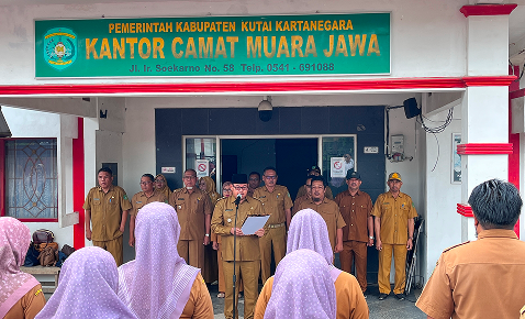 CAMAT MUARA JAWA PIMPIN APEL SENIN: TEKANKAN PERSIAPAN MATANG UNTUK 54 PESERTA MTQ KABUPATEN KUTAI KARTANEGARA 3 APEL