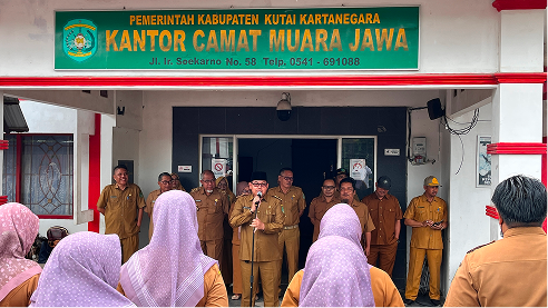 CAMAT MUARA JAWA PIMPIN APEL SENIN: TEKANKAN PERSIAPAN MATANG UNTUK 54 PESERTA MTQ KABUPATEN KUTAI KARTANEGARA
