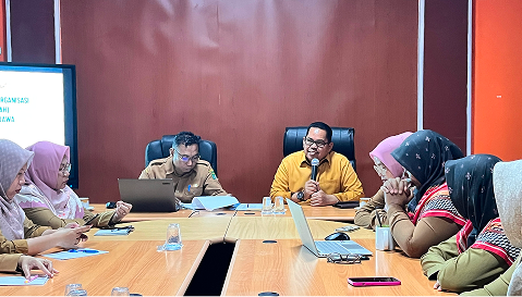RAPAT TINDAK LANJUT PELAKSANAAN PEMANTAUAN DAN EVALUASI KINERJA PENYELENGGARA PELAYANAN PUBLIK (PEKPPP) MANDIRI DAN EVALUASI KEMATANGAN OPD TAHUN 2025 DI KECAMATAN MUARA JAWA