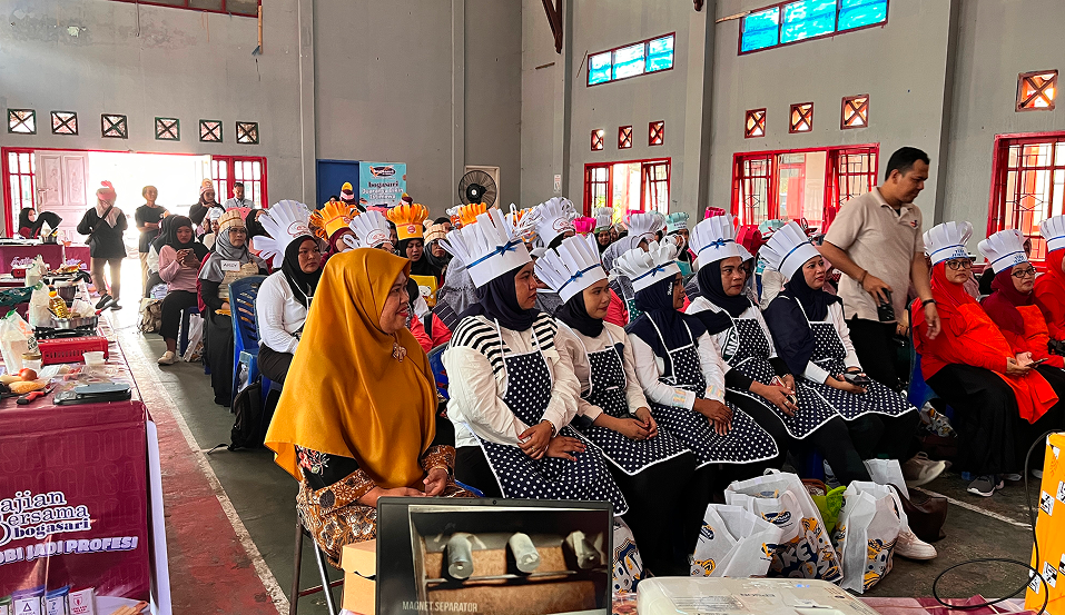 Muara Jawa, 29 September 2025 – Pemerintah Kecamatan Muara Jawa memberikan dukungan penuh terhadap kegiatan Pengembangan Keterampilan dan Wirausaha Kuliner Rumah Tangga yang diselenggarakan oleh Bogasari Group. Kegiatan yang dilaksanakan di Aula Kecamatan Muara Jawa ini merupakan bentuk sinergi antara dunia usaha dan pemerintah daerah dalam meningkatkan keterampilan masyarakat sekaligus mendorong pertumbuhan wirausaha kuliner skala rumah tangga maupun UMKM.