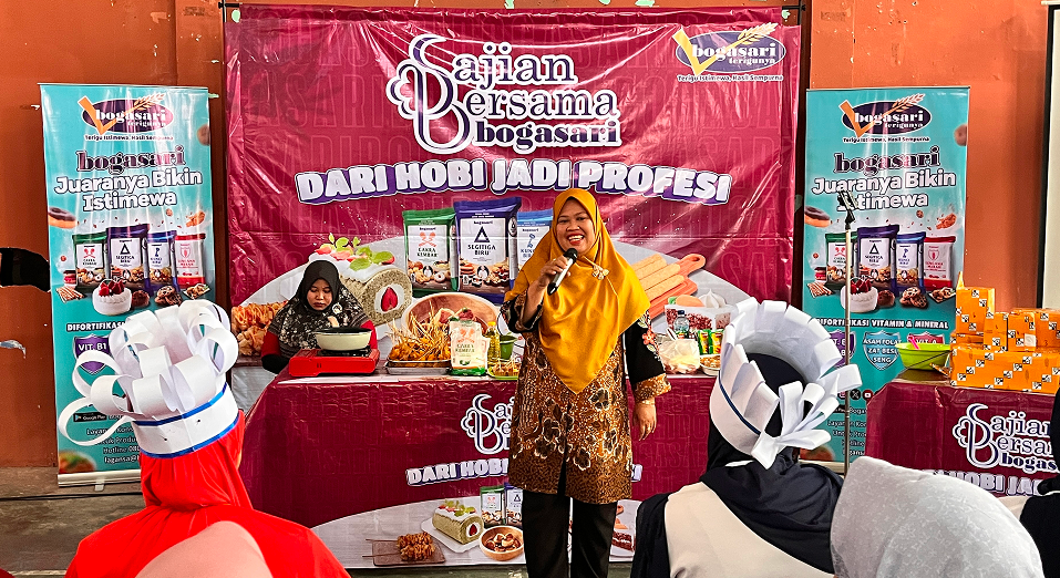 Muara Jawa, 29 September 2025 – Pemerintah Kecamatan Muara Jawa memberikan dukungan penuh terhadap kegiatan Pengembangan Keterampilan dan Wirausaha Kuliner Rumah Tangga yang diselenggarakan oleh Bogasari Group. Kegiatan yang dilaksanakan di Aula Kecamatan Muara Jawa ini merupakan bentuk sinergi antara dunia usaha dan pemerintah daerah dalam meningkatkan keterampilan masyarakat sekaligus mendorong pertumbuhan wirausaha kuliner skala rumah tangga maupun UMKM.