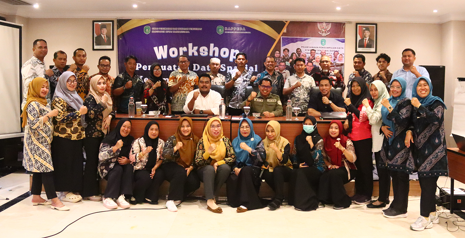 Muara Jawa, 26 September 2025 – Pemerintah Kecamatan Muara Jawa melaksanakan kegiatan Workshop Penguatan Data Spasial Kecamatan pada 26–27 September 2025 bertempat di Hotel Grand Verona, Kota Samarinda. Kegiatan ini digelar sebagai upaya peningkatan kapasitas aparatur kecamatan dan kelurahan dalam mengelola data spasial serta mendukung implementasi program Satu Data Indonesia di Kabupaten Kutai Kartanegara.