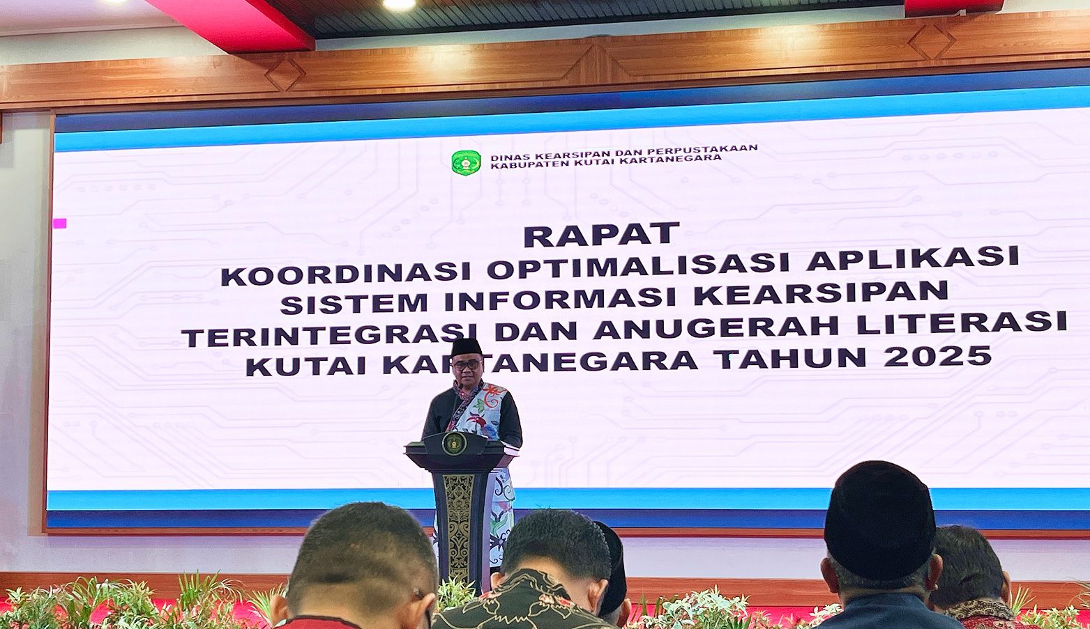 RAPAT KOORDINASI OPTIMALISASI APLIKASI SRIKANDI DAN ANUGERAH LITERASI KUKAR: DORONG TATA KELOLA KEARSIPAN DIGITAL YANG TERPADU 1 Acara tersebut dibuka secara resmi oleh Bupati Kutai Kartanegara, Bapak dr. Aulia Rahman Basri, M.Kes., yang dalam sambutannya menekankan pentingnya implementasi sistem digital dalam tata kelola pemerintahan. Beliau menyampaikan bahwa penerapan aplikasi SRIKANDI merupakan wujud nyata komitmen Pemkab Kukar dalam membangun birokrasi yang efisien, transparan, dan adaptif terhadap perkembangan teknologi informasi.