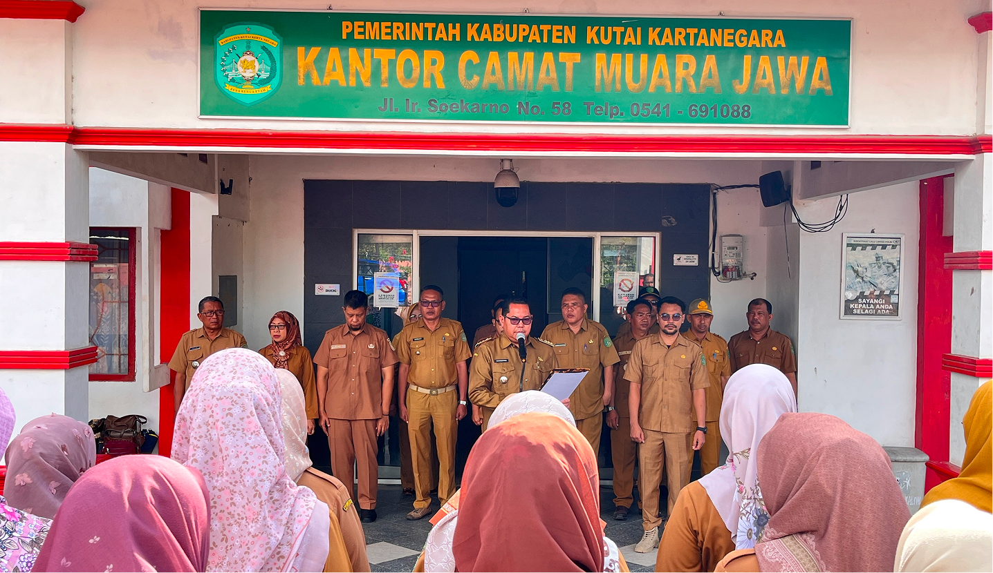 CAMAT MUARA JAWA PIMPIN APEL PAGI: AJAK ASN BEKERJA DENGAN RILEKS DAN BAHAGIA, SERTA TEKANKAN PENGELOLAAN SAMPAH MELALUI AKSI PERUBAHAN 2 apel