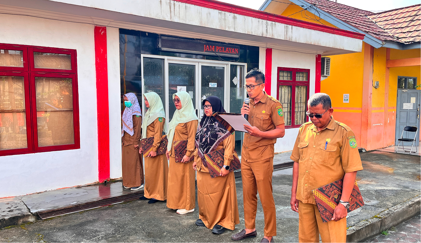 CAMAT MUARA JAWA PIMPIN APEL PAGI: AJAK ASN BEKERJA DENGAN RILEKS DAN BAHAGIA, SERTA TEKANKAN PENGELOLAAN SAMPAH MELALUI AKSI PERUBAHAN 5 IMG 2850 1