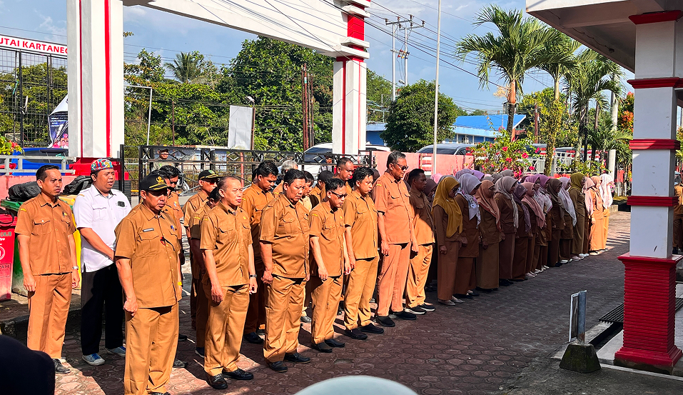 CAMAT MUARA JAWA PIMPIN APEL PAGI: AJAK ASN BEKERJA DENGAN RILEKS DAN BAHAGIA, SERTA TEKANKAN PENGELOLAAN SAMPAH MELALUI AKSI PERUBAHAN 6 IMG 2852
