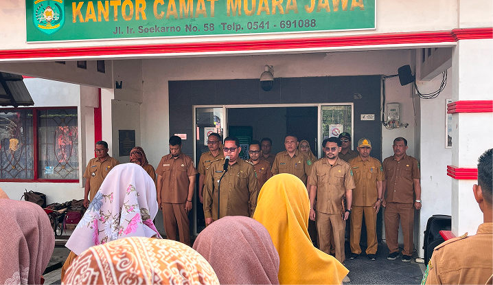 CAMAT MUARA JAWA PIMPIN APEL PAGI: AJAK ASN BEKERJA DENGAN RILEKS DAN BAHAGIA, SERTA TEKANKAN PENGELOLAAN SAMPAH MELALUI AKSI PERUBAHAN