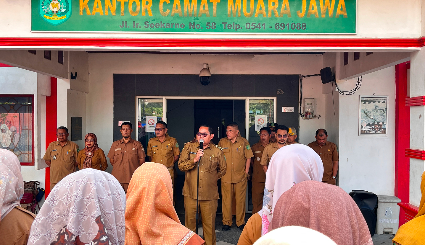 CAMAT MUARA JAWA PIMPIN APEL PAGI: AJAK ASN BEKERJA DENGAN RILEKS DAN BAHAGIA, SERTA TEKANKAN PENGELOLAAN SAMPAH MELALUI AKSI PERUBAHAN 3 IMG 2867
