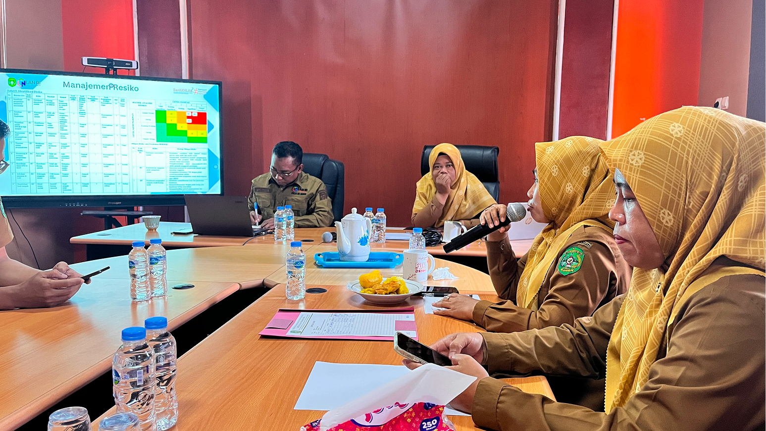 RAPAT TIM KERJA “BERSERI”: SINERGI WUJUDKAN KECAMATAN MUARA JAWA YANG BERSIH, RAPI, SEHAT, DAN INDAH 1 Muara Jawa, Senin 13 Oktober 2025 – Dalam rangka melaksanakan Aksi Perubahan pada kegiatan Pelatihan Kepemimpinan Administrator (PKA) Angkatan III Tahun 2025 Pusjar-SKPP LAN RI Samarinda, Sekretaris Camat Muara Jawa, Bapak Edy Kasianto, S.Pd., memimpin kegiatan Rapat Tim Kerja Program “BERSERI” (Bersih, Rapi, Sehat, dan Indah).